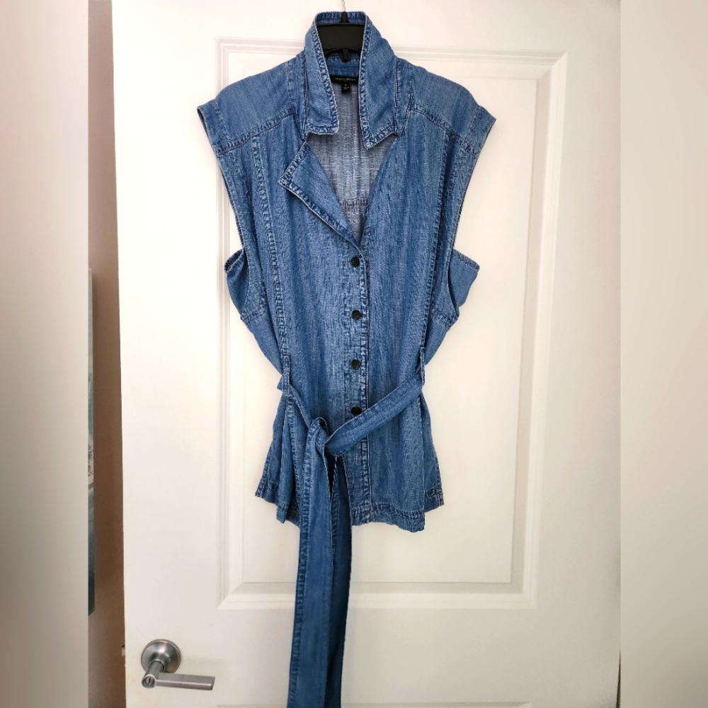 NWOT Banana Republic light denim chambray sleeveless top L